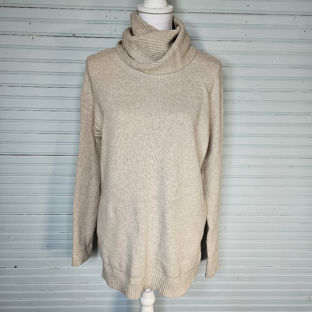 Cyrus Tan Beige Pullover Turtleneck Tunic Sweater Pockets Ribbed Arm Neck Size M